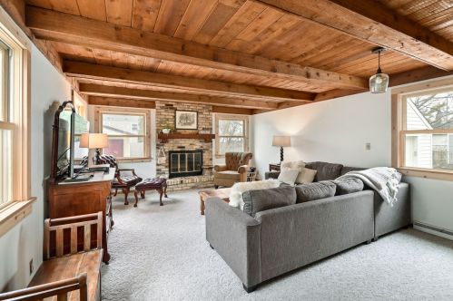 4929 Hollywood Ave, Milwaukee WI 53217-5935 exterior