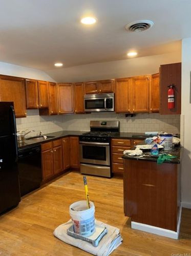 2418 Seymour Ave, Bronx NY 10469-3017 exterior