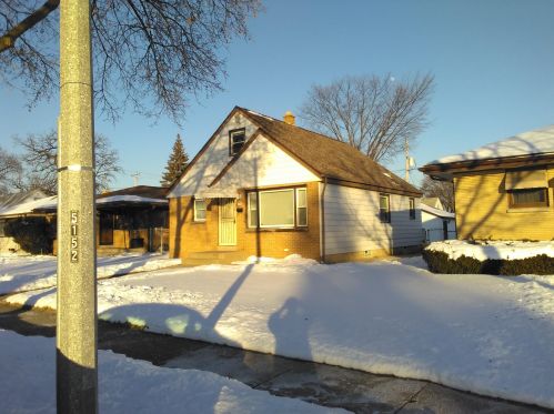 5158 69th St, Milwaukee, WI 53218-3912