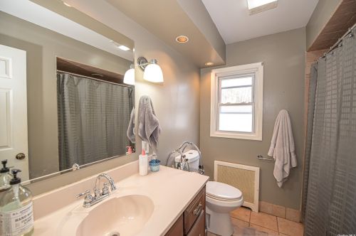 37 Chateau Dr, Huntington Station NY 11747-4131 exterior