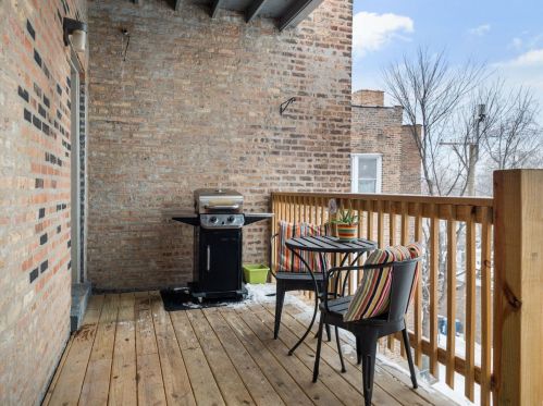 4253 Mozart St, Chicago IL  60618-1693 exterior