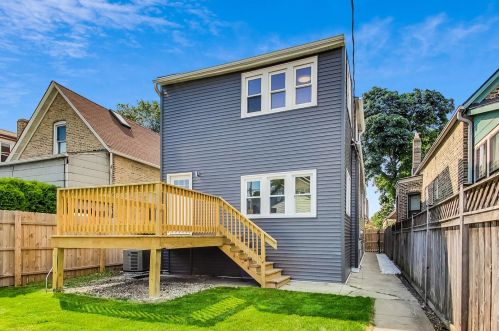 2830 Barry Ave, Chicago IL  60618-7016 exterior