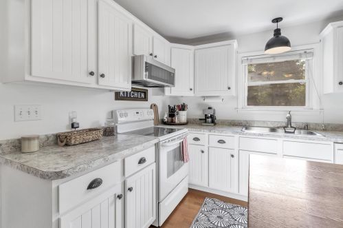 8125 Lk Wood Dr, Kalamazoo MI 49002-4338 exterior