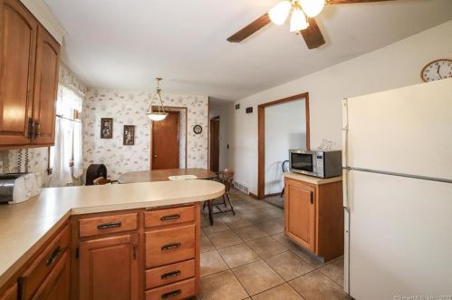 7 Curtis Ct, North Haven CT 06473-3921 exterior