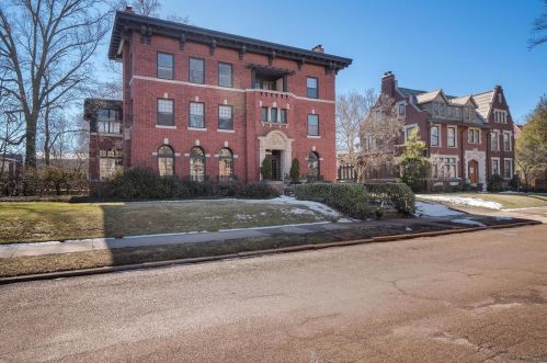 16 Kingsbury Pl, Saint Louis MO 63112-1825 exterior