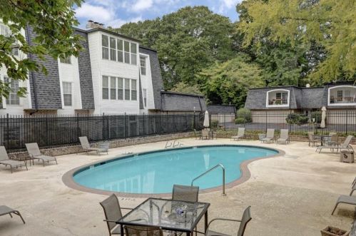 5615 Chemin De Vie, Atlanta GA 30342-2577 exterior