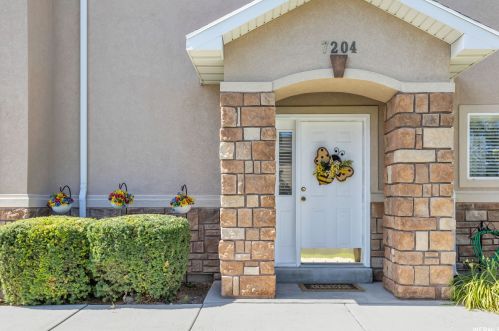 7204 Brittany Town Dr, Taylorsville UT 84084-4609 exterior