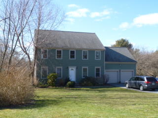 31 J H Dwyer Dr, Middletown, RI 02842-4576