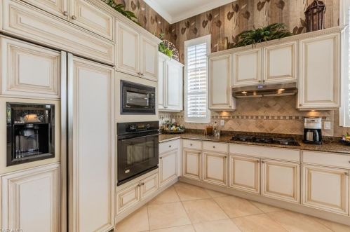 8593 Bellagio Dr, Naples FL 34114-6434 exterior