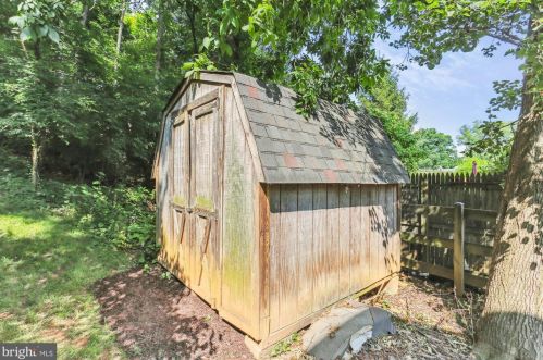 18052 Ml Crk Dr, Rockville MD 20855-1000 exterior