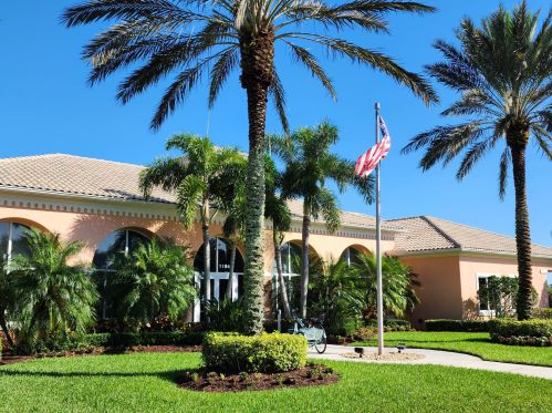 10701 Hartwick Dr, Fort Pierce FL 34987-1924 exterior