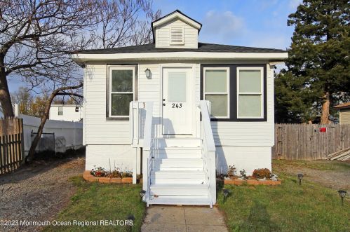 243 Seabreeze Ave, Middletown NJ  07748-5471 exterior