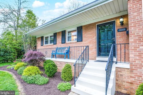 908 Roswell Dr, Silver Spring, MD 20901-2128