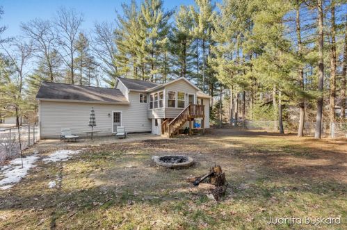 2461 Orchard Valley Dr, Fennville MI  49408-8461 exterior