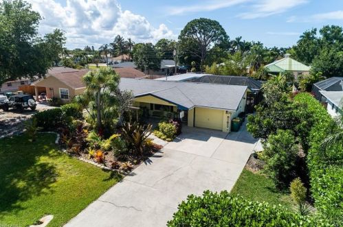 688 102nd Ave, Naples, FL 34108-3211