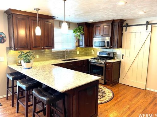 195 Shelly Louise Dr, Sandy UT 84070-4212 exterior