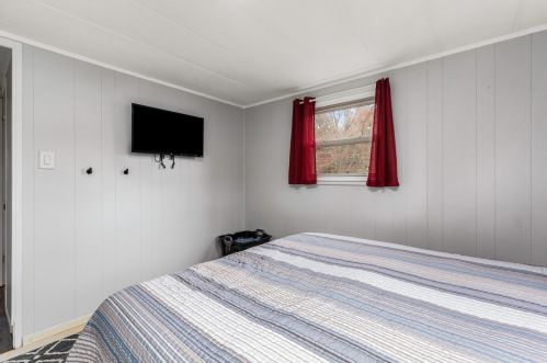 20 Bay Rd, Newmarket NH 03857-1728 exterior