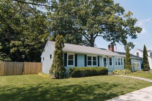 35 Queen Ave, West Springfield, MA 01089-2431