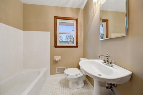 1606 Hazel St, Saint Paul MN 55119-4230 exterior