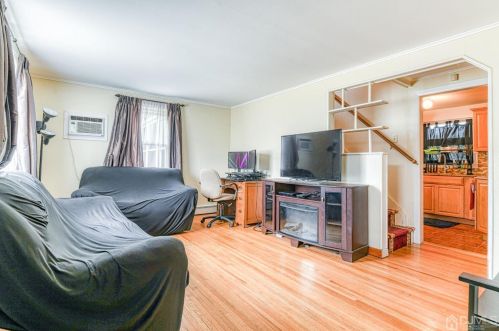 43 Park Ave, Avenel NJ 07001-1456 exterior