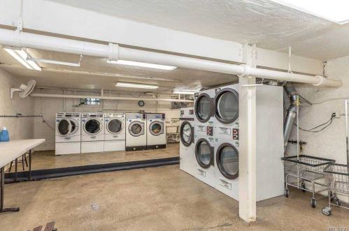 530 Dubois Ave, Valley Stream NY  11581-3248 exterior