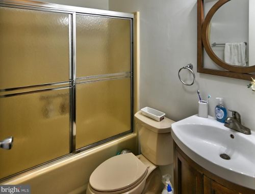 1 Hamilton Lk Dr, Trenton NJ 08619-3437 exterior