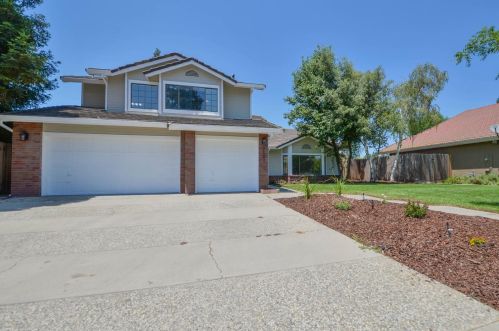 2103 Bristol Park Cir, Turlock CA  95382-2965 exterior