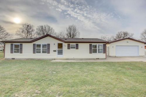 425 Grove St, Weldon, IL 61882-4607