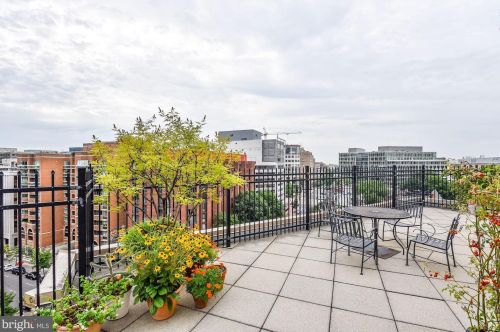 2201 L St, Washington DC  20037-1409 exterior