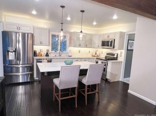 22 Blossom Ln, Wallingford, CT 06492-5333