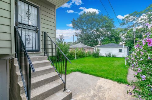 9132 Saginaw Ave, Chicago IL  60617-4150 exterior