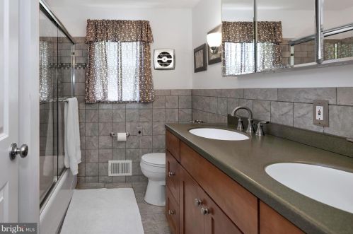 1 Bedford Dr, Trenton NJ exterior