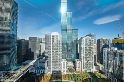 360 Randolph St, Chicago IL 60601-5069 exterior