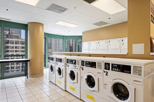 111 Maple St, Chicago IL  60610-5401 exterior