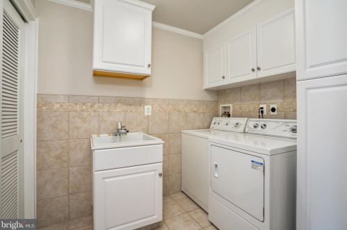 28 Matthew Dr, Trenton NJ 08628-3340 exterior