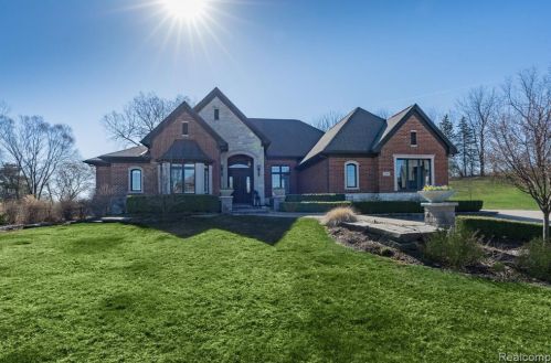 599 Wellington Cir, Rochester, MI 48309-1582