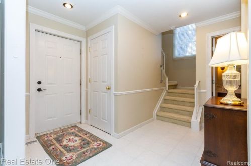 1439 Lantern Ln, Rochester MI 48306-4240 exterior