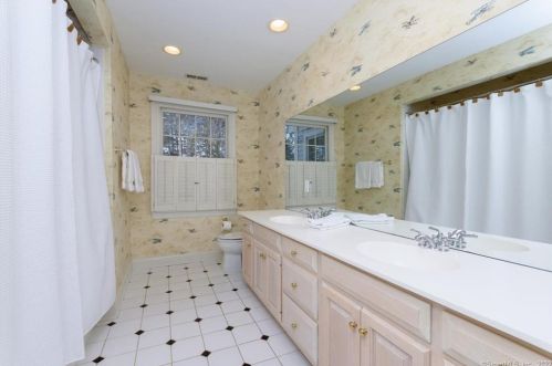 152 Cannon Rd, Wilton CT 06897-2639 exterior