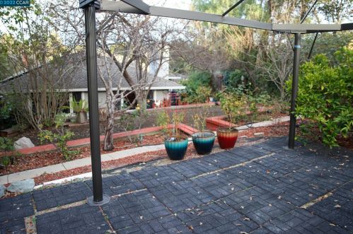 1963 Altura Dr, Concord CA 94519-2201 exterior