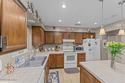 1066 Abrego Dr, Green Valley AZ 85614-3640 exterior