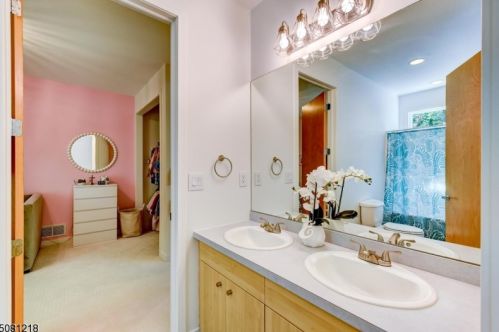 102 Stonehedge Ln, Sparta NJ  07871-2859 exterior