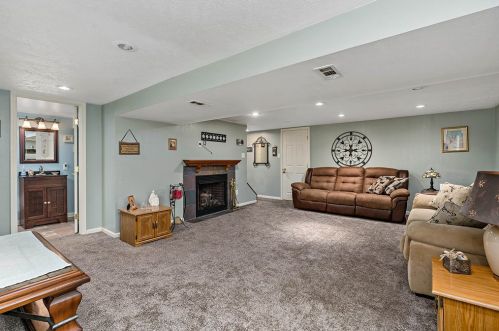 700 Edgewater Dr, Pittsburgh PA 15122-1119 exterior