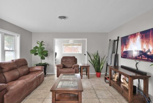 229 Elmwood St, Huntsville TX 77320-3408 exterior