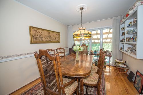 22 Darewood Ln, Valley Stream NY 11581-2408 exterior