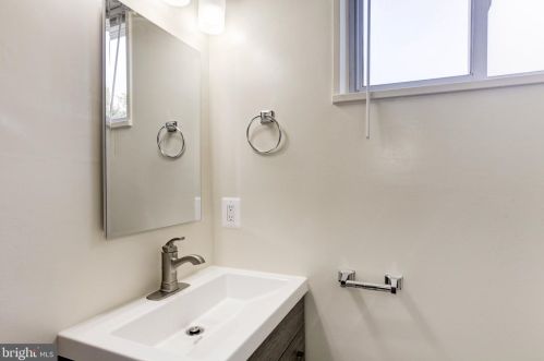 4706 Creek Shore Dr, Rockville MD  20852-2407 exterior