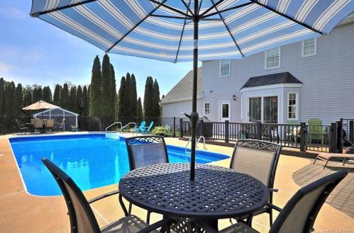 5 Blossom Ln, Wallingford, CT 06492-5334