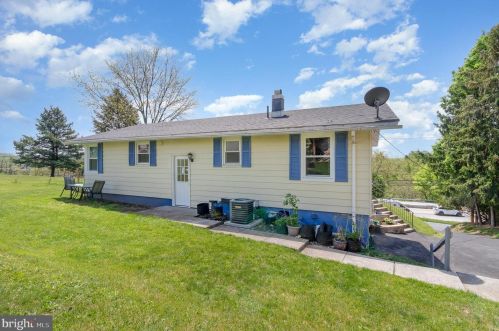 8366 Hilton St, Hummelstown PA  17036-8680 exterior