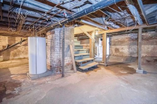 88 Church St, Enfield CT 06082-3332 exterior