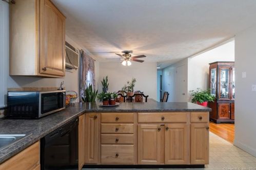 6 Debra St, Enfield CT 06082-5031 exterior