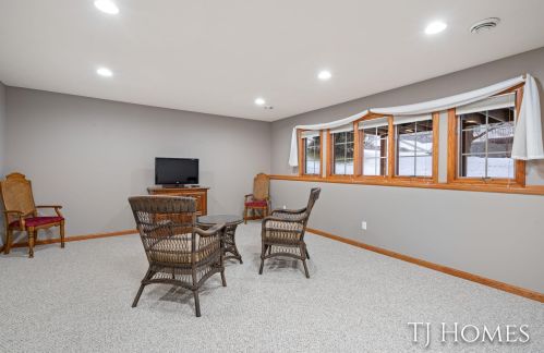 2036 Palmerton Ct, Grand Rapids MI 49505-7159 exterior